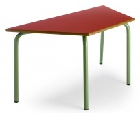 Mesa trapezoidal 110 x 55 x 55 cm.